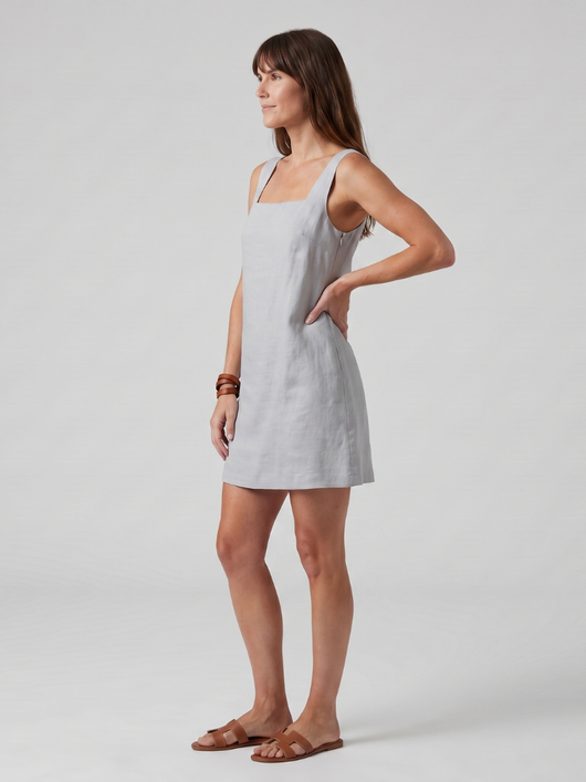 Azul | Escote cuadrado, silueta limpia, vestido mini