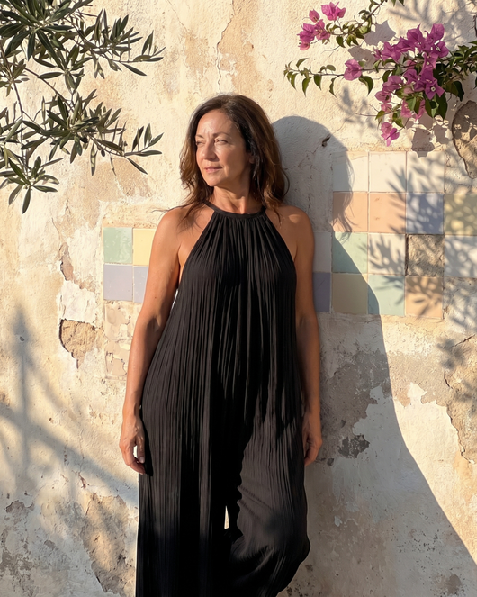 Sylvara | Mono plisado con cuello halter, de pierna ancha y corte holgado