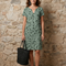 Ainhoa | Vestido hasta la rodilla con estampado de hojas y escote en V