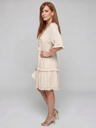 Andrea | Vestido mini de manga corta con detalle bordado