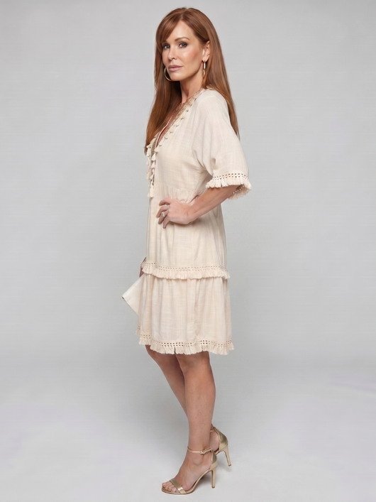 Andrea | Vestido mini de manga corta con detalle bordado