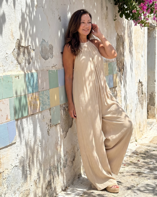 Sylvara | Mono plisado con cuello halter, de pierna ancha y corte holgado