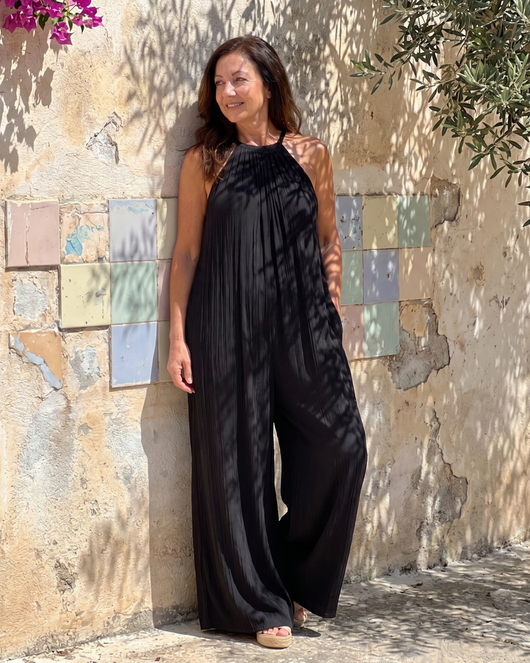 Sylvara | Mono plisado con cuello halter, de pierna ancha y corte holgado