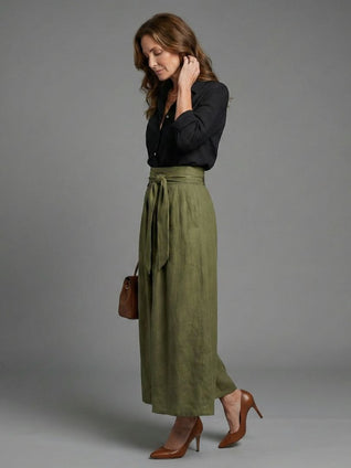 Vera | Conjunto de dos piezas con blusa negra y falda midi verde oliva