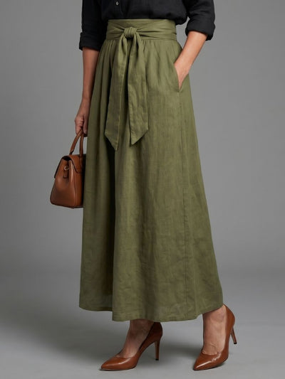 Vera | Conjunto de dos piezas con blusa negra y falda midi verde oliva