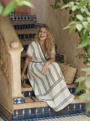 Desiré | Vestido midi con escote en V, manga corta y cintura envolvente